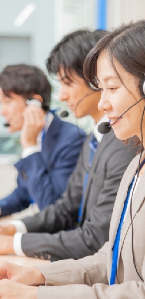 電話対応する担当者