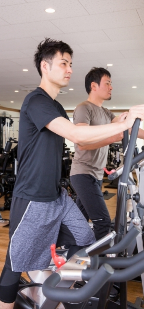 ジムで運動する人